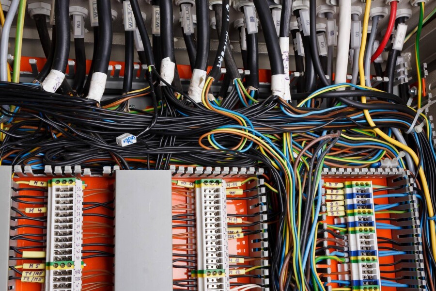Co to jest instalacja elektryczna i do czego służy w domu?
