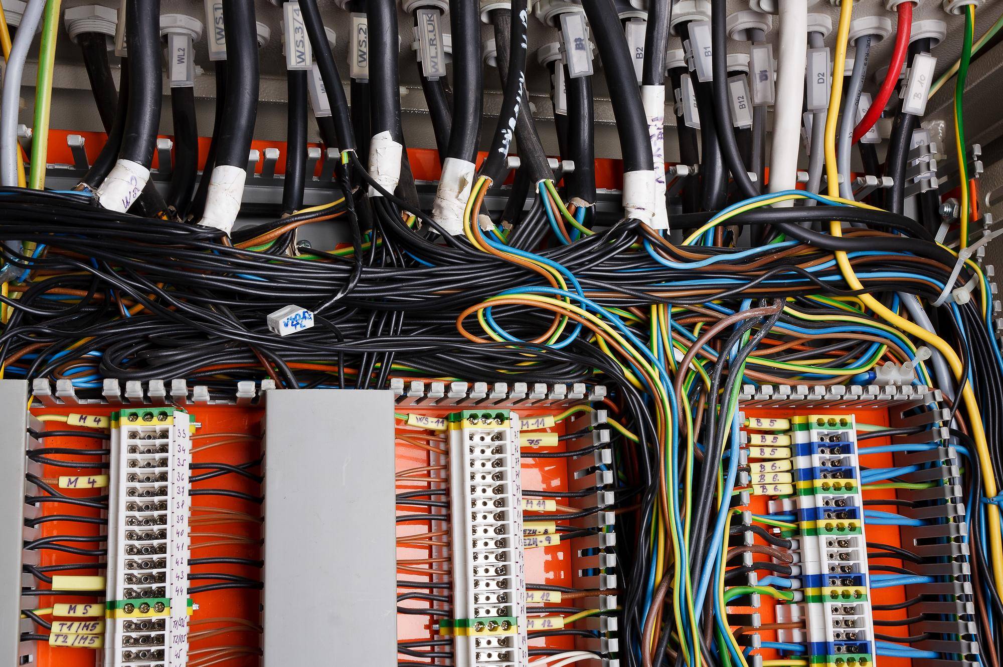 Co to jest instalacja elektryczna i do czego służy w domu?